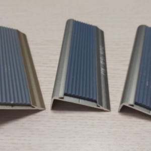 NẸP CHỐNG TRƯỢT CẦU THANG NLP12 – NẸP MŨI BẬC 12MM CHO BẬC CẦU THANG GẠCH/GỖ