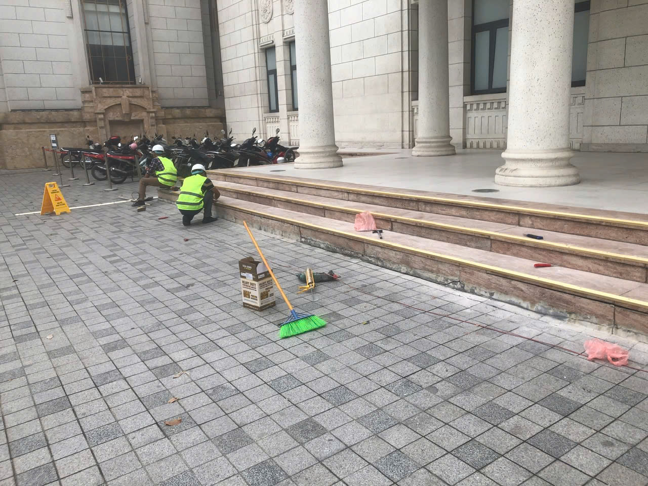 thi công nẹp chống trượt - Trường đại học Vinuniversity