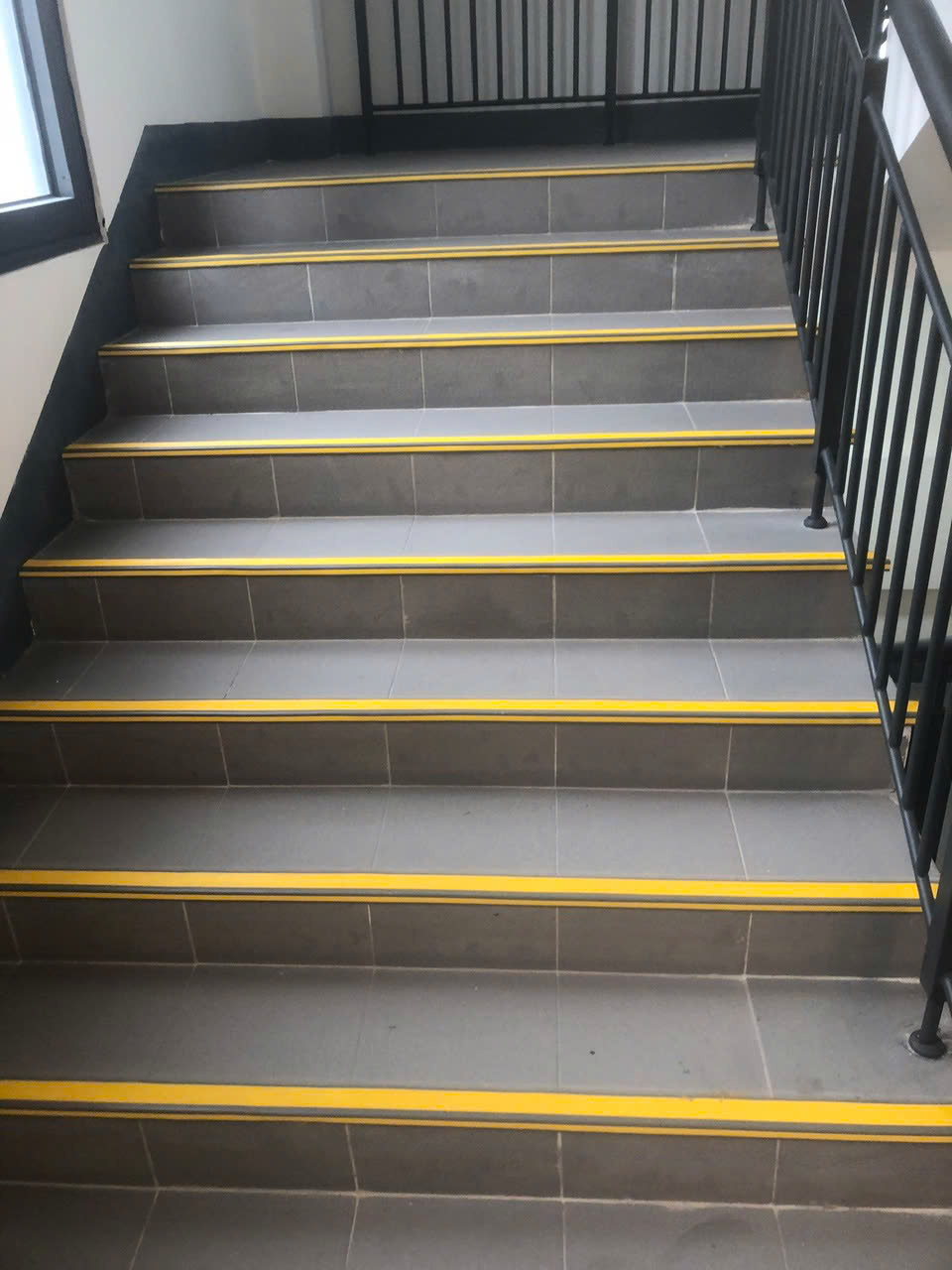 thi công nẹp chống trượt - Trường đại học Vinuniversity