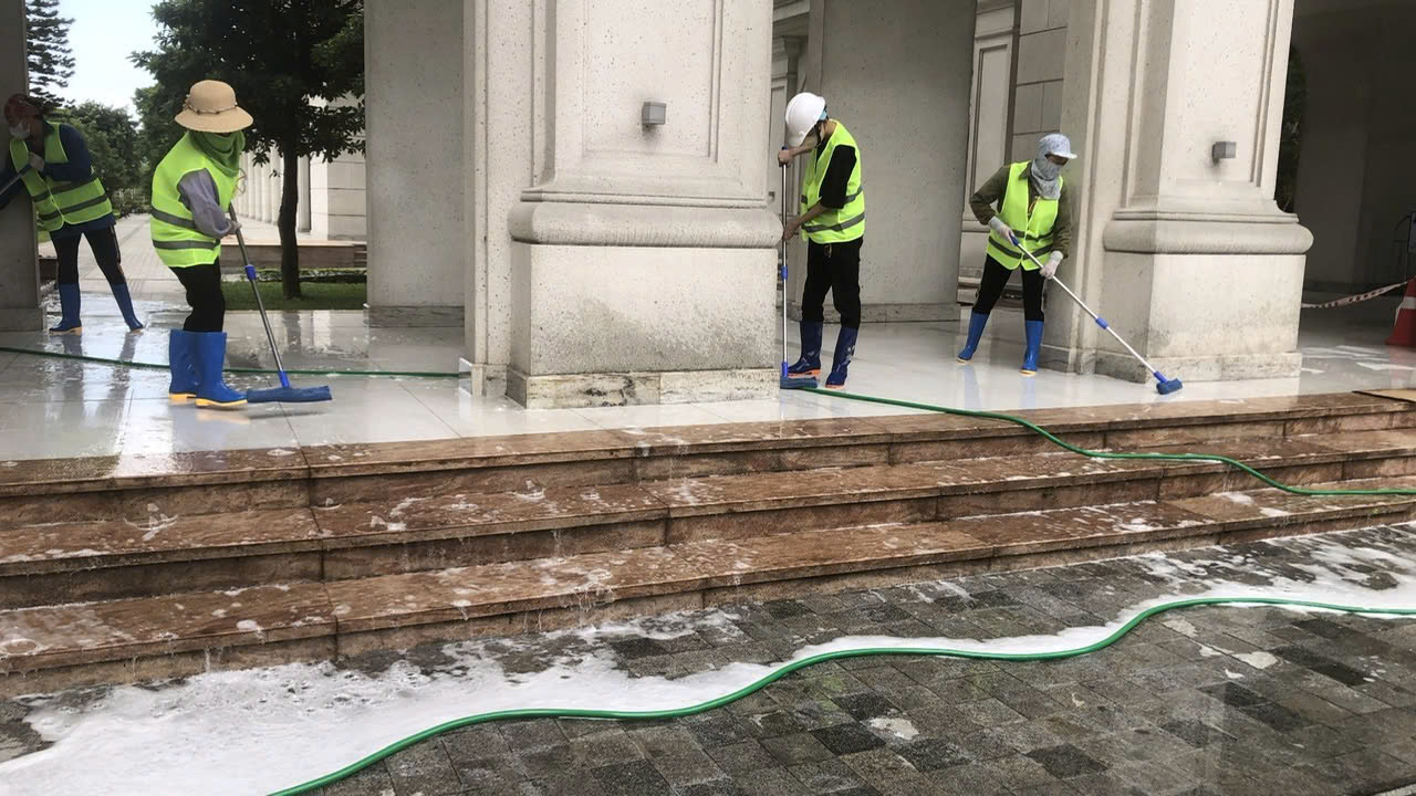 Thi - công- chống- trượt -sàn -gạch -men - Trường đại học Vinuniversity