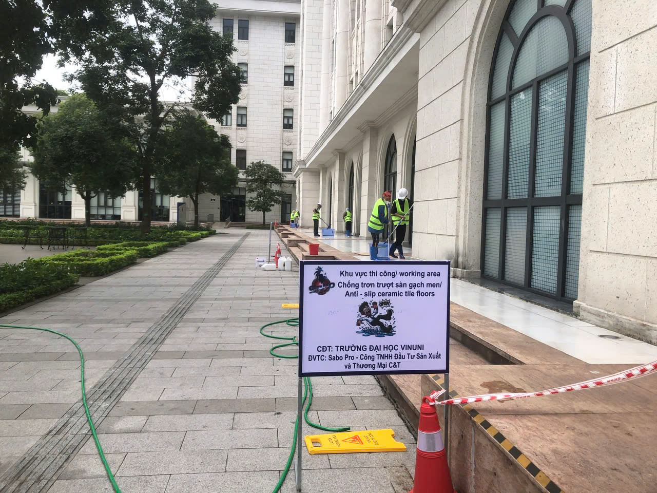 Thi - công- chống- trượt -sàn -gạch -men - Trường đại học Vinuniversity