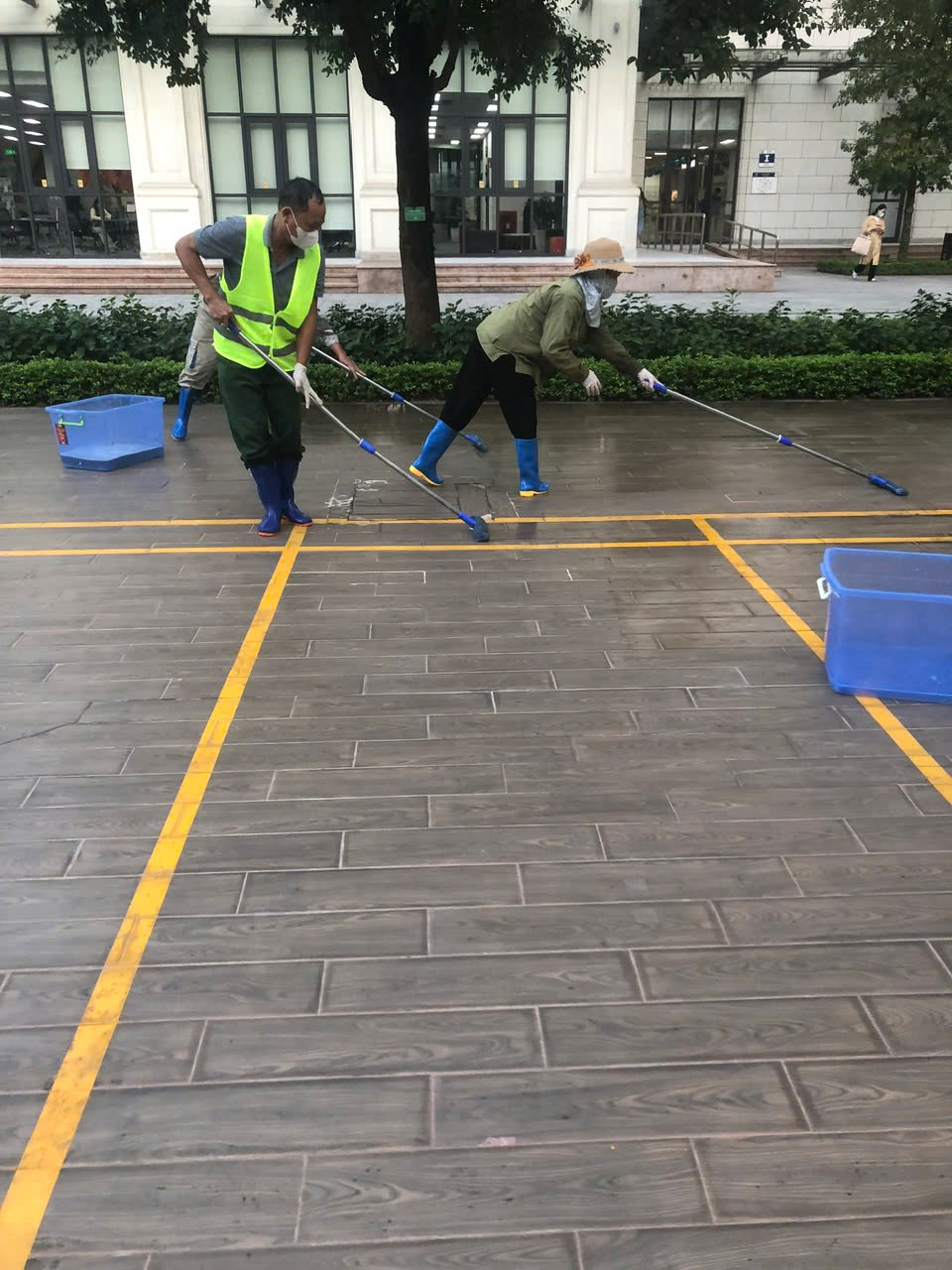 Thi - công- chống- trượt -sàn -gạch -men - Trường đại học Vinuniversity