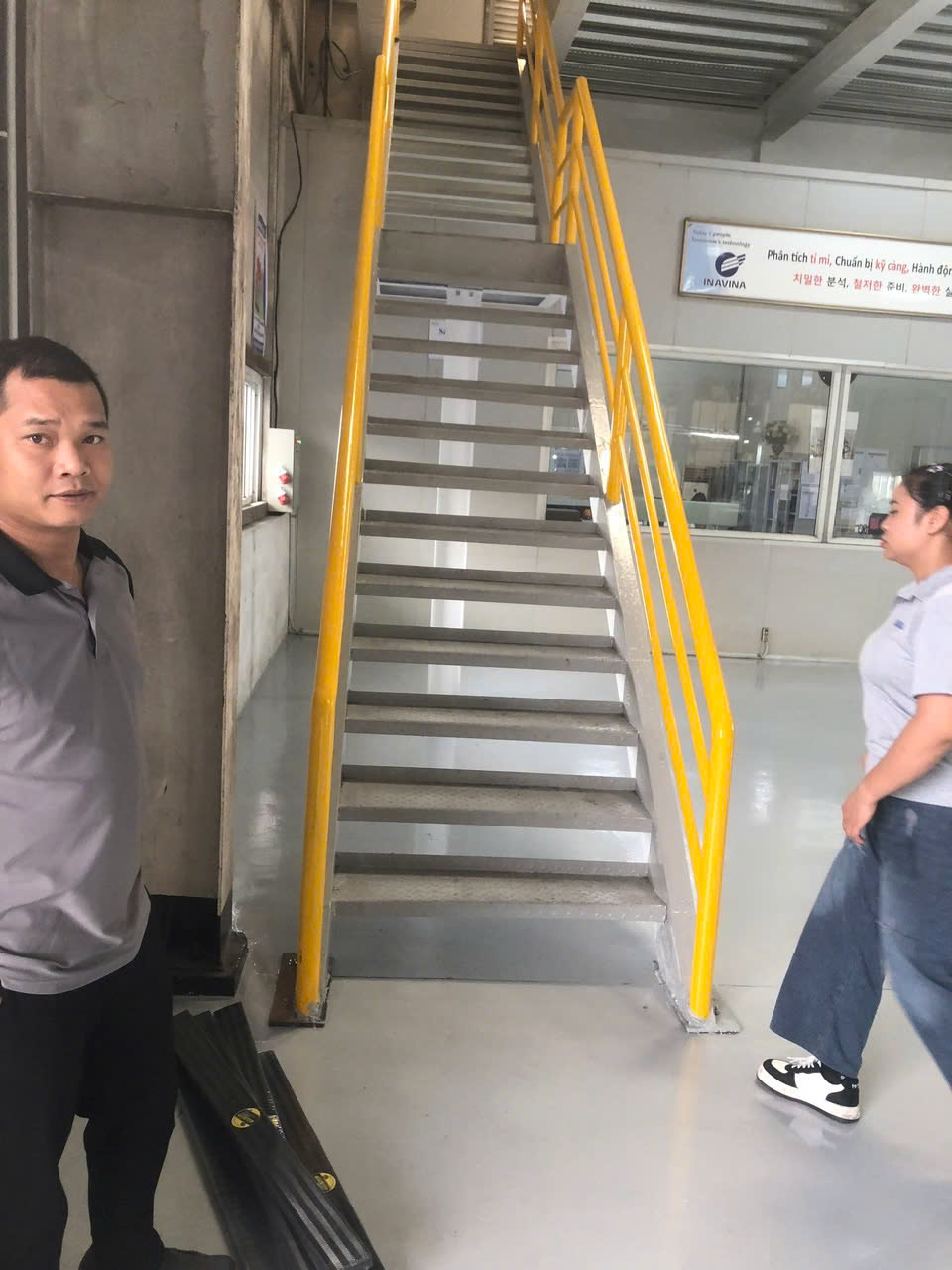 Thi- công -tấm- cao- su -chống -trượt- cho -nhà -máy -INAVINA - KCN Hòa Phát