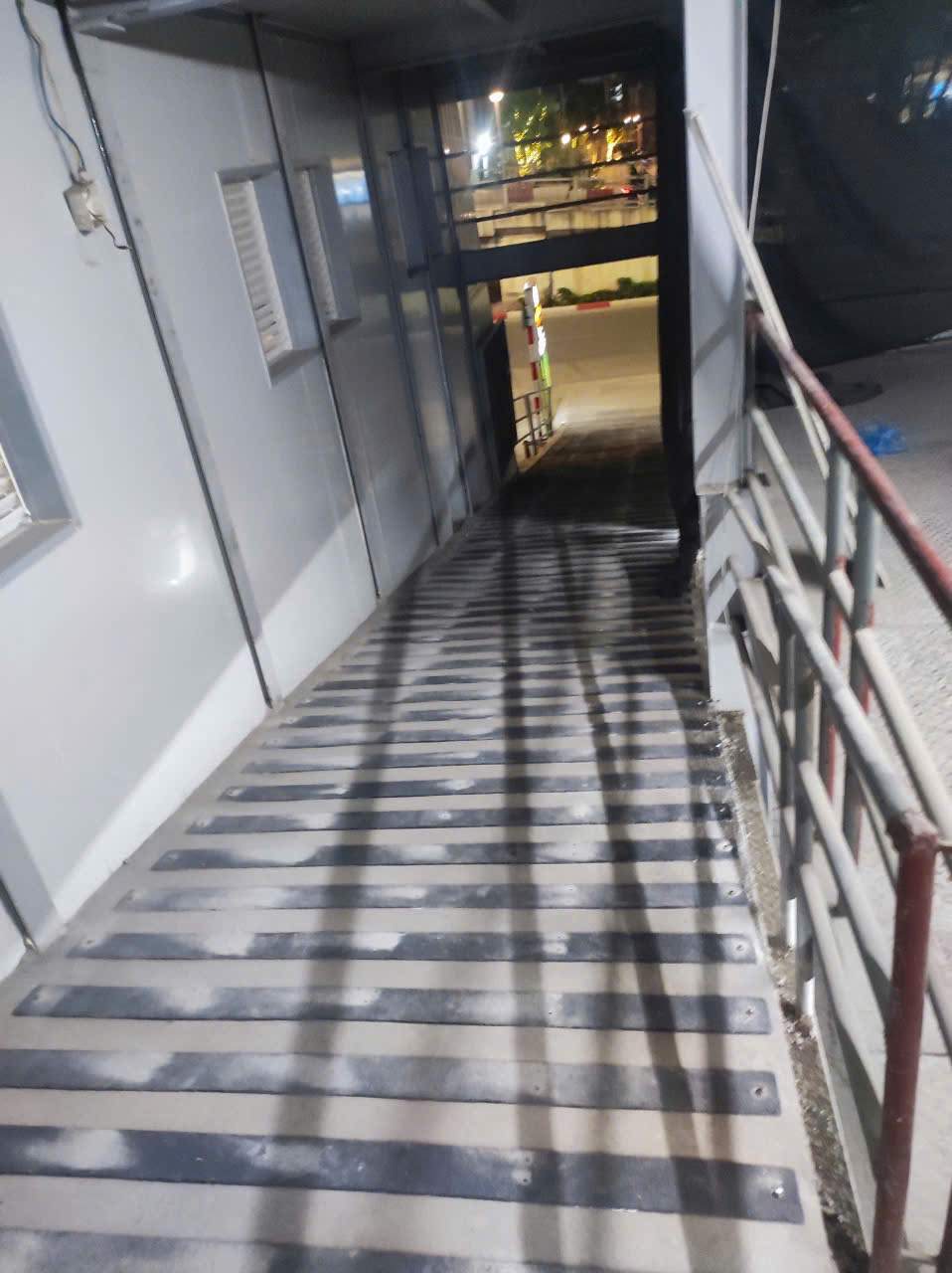 Thi -công -chống -trượt -ram -dốc- bằng- tấm- composite - 22 Láng hạ