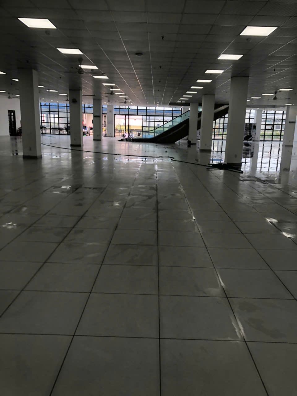 Thi -công -chống -trượt -sàn -gạch- men - Nhà máyTop text Tile của Nhật