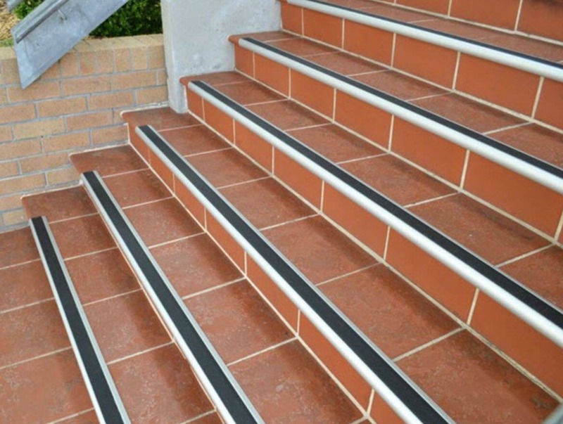 Cầu thang trơn trượt mùa mưa