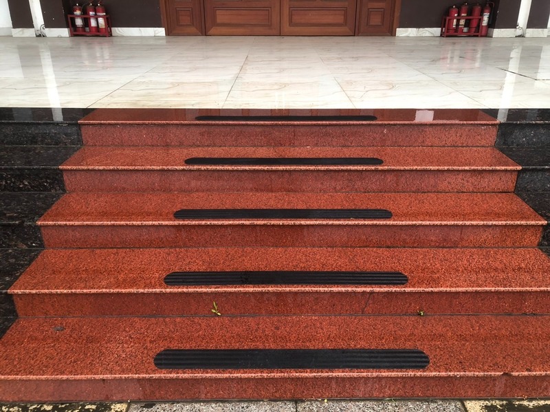 chọn size miếng dán chống trượt cầu thang