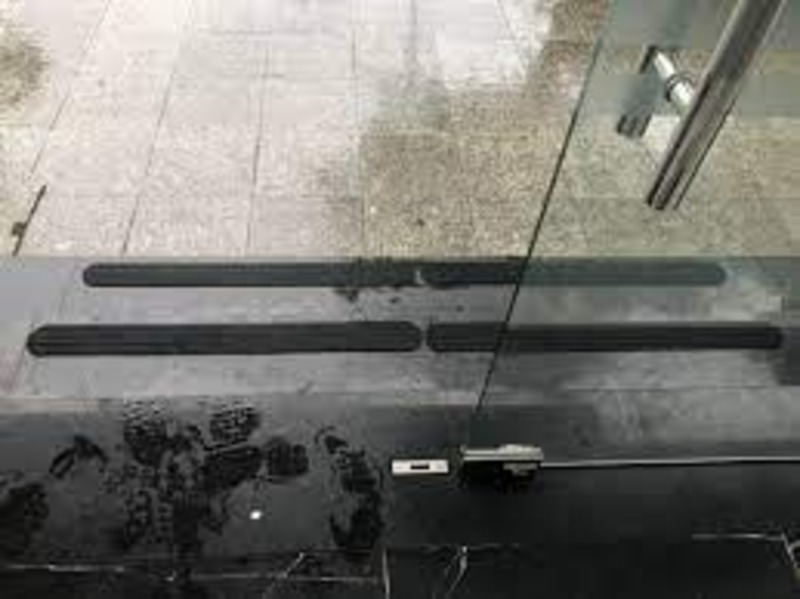 chọn size miếng dán chống trượt cầu thang