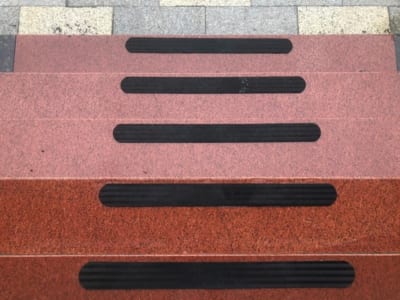 chọn size miếng dán chống trượt cầu thang