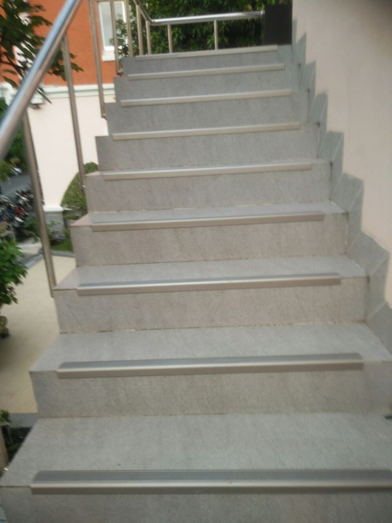 nẹp chống trượt cầu thang