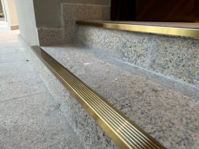 Nẹp chống trượt cầu thang