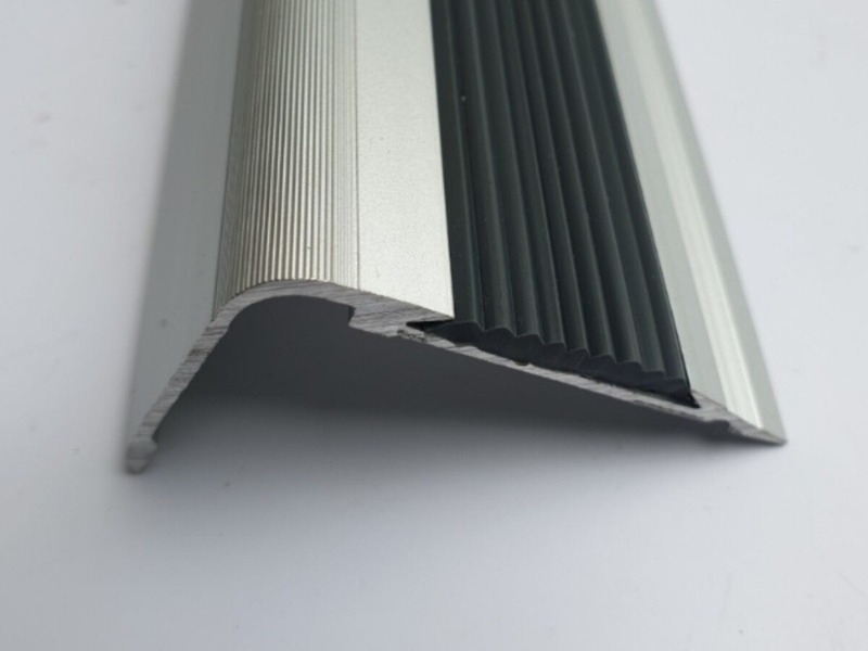 nẹp nhôm chống trượt cầu thang và tấm ốp