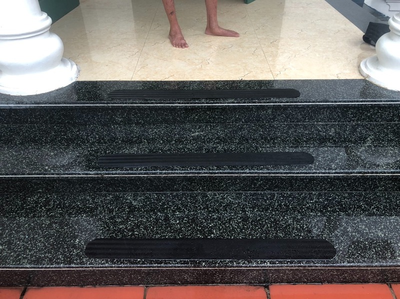 Tấm dán chống trơn