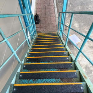 Miếng dán chống trượt cầu thang composite hiệu quả cao
