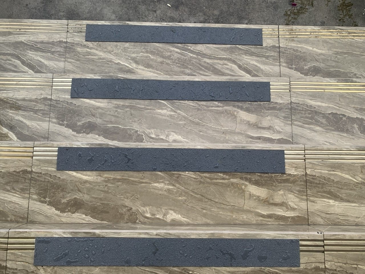 Miếng dán chống trơn trượt bậc tam cấp