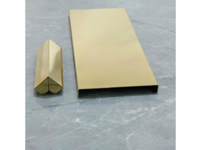 Len chân tường inox vuông màu vàng gương