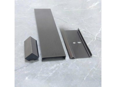 Len chân tường kiểu vuông – đen xước