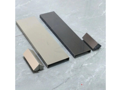 Len chân tường inox vuông trắng – đen xước